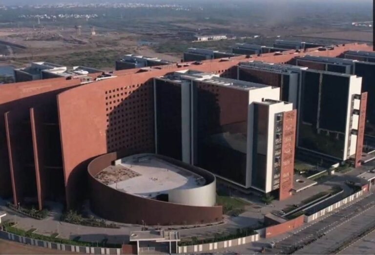 भारत में है दुनिया की सबसे बड़ी ऑफिस बिल्डिंग, देखिए इमारत की खूबसूरत तस्वीरें !