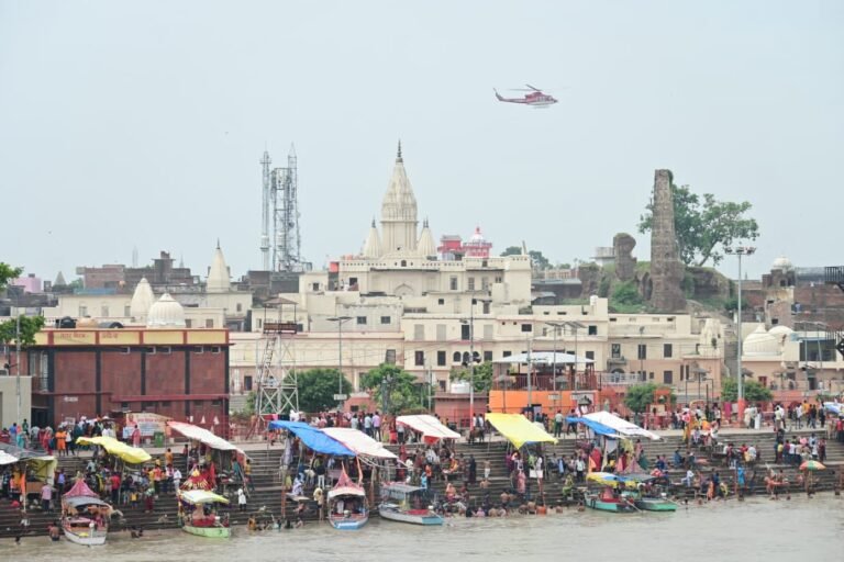 अयोध्या में प्रशासन ने शिव भक्तों पर हेलीकॉप्टर से बरसाए फूल, खुशी से झूम उठे लाखों शिवभक्त !