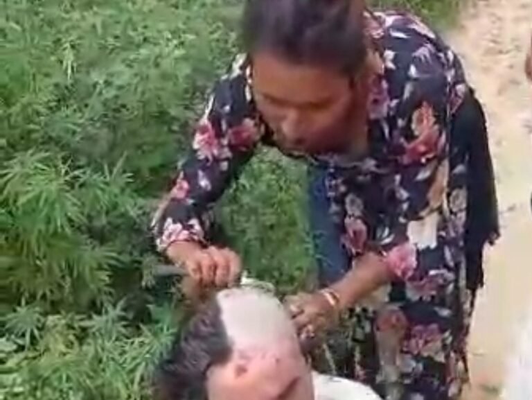 अब यूपी में पेशाब कांड:  कासगंज में किन्नरों की दबंगई , सिर मुंडवाकर पिलाया पेशाब !