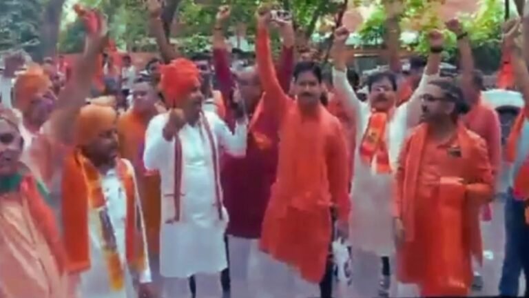 Breaking News: हरियाणा के मेवात में भगवा यात्रा पर जमकर पथराव, बृजमंडल यात्रा के दौरान भिड़े दो गुट !