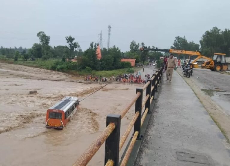 हरिद्वार नदी में फसी यूपी रोडवेज़ की बस, JCB के जरिये किया यात्रियों को रेस्क्यू