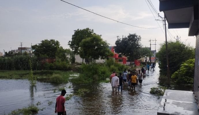 48 सालों बाद उफान पर हिंडन नदी: गाजियाबाद और नोएडा के लिए बनी मुसीबत..!