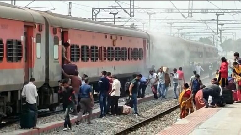 चित्तूर में डबल डेकर एक्सप्रेस ट्रेन में लगी आग