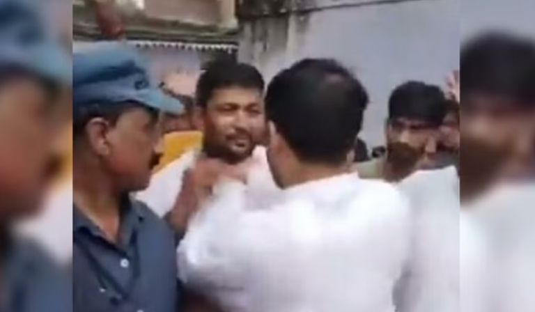 लालू के बेटे और बिहार के तेज प्रताप ने युवक को कॉलर पकड़कर दिया धक्का, मचा बवाल