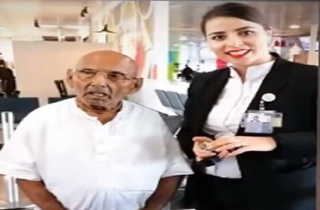 127 साल के यात्री को युवाओं की तरह यात्रा करते देख भौचक्का हुआ Flight स्टाफ..!!