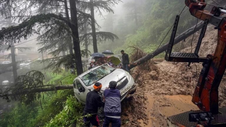 सोलन के कंडाघाट में फटा बादल, सात की मौत, कई लोग लापता, भूस्खलन से सड़कें बंद