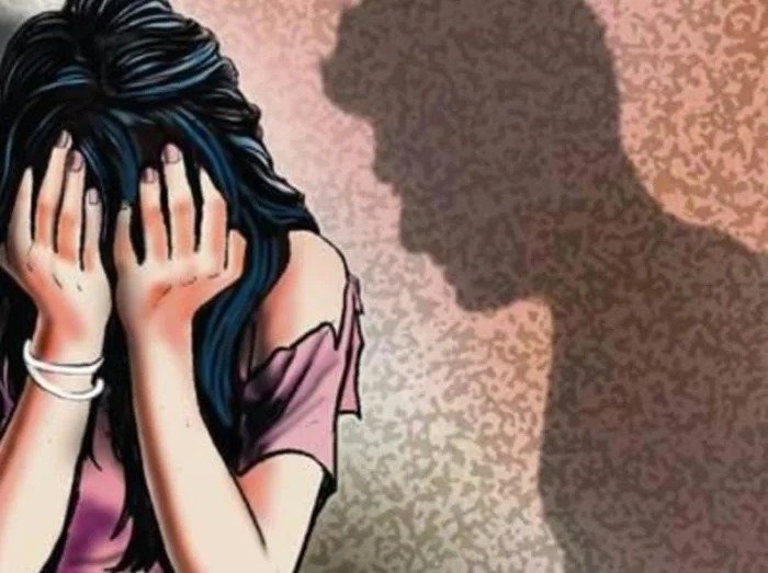 फिल्म में कास्टिंग के नाम पर डायरेक्टर करता था कुकर्म , नाबालिग के मना करने पर तोड़ डाली हड्डियां !