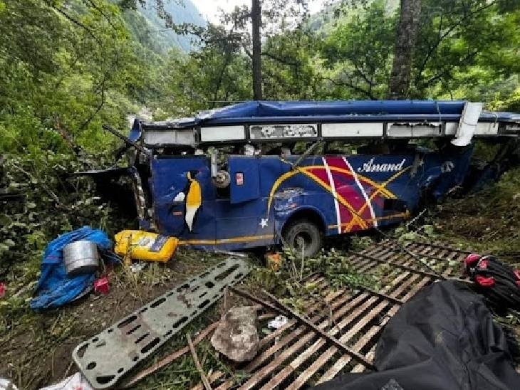 Uttarakhand Bus Accident: गंगोत्री हाईवे के पास खाई में गिरी बस, 8 श्रद्धालुओं की मौत, 27 का रेस्क्यू जारी !