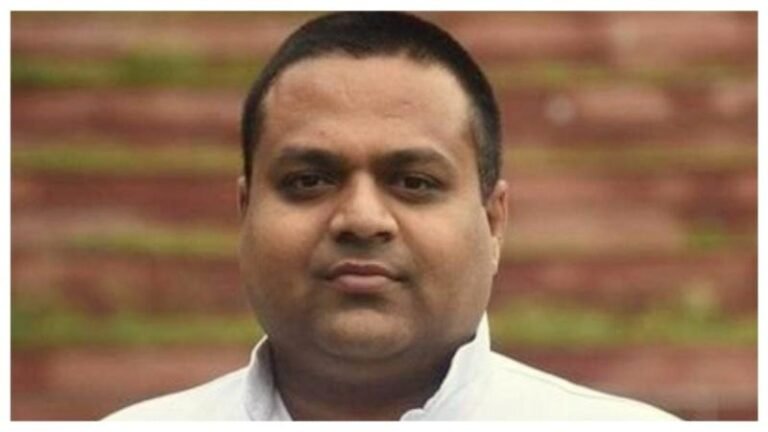 सपा के ट्विटर हैंडलर मनीष जगन की बढ़ीं मुश्किलें, लखनऊ में छापेमारी..!!