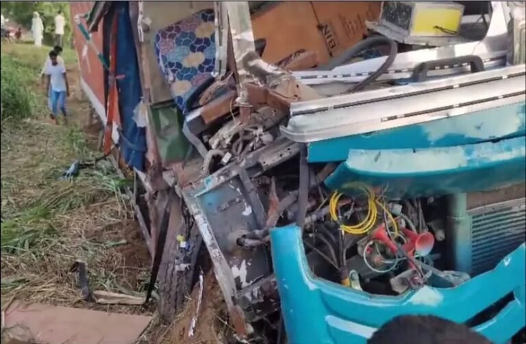 राजस्थान में भीषण सड़क हादसा, ड्राइवर समेत 3 की मौत !