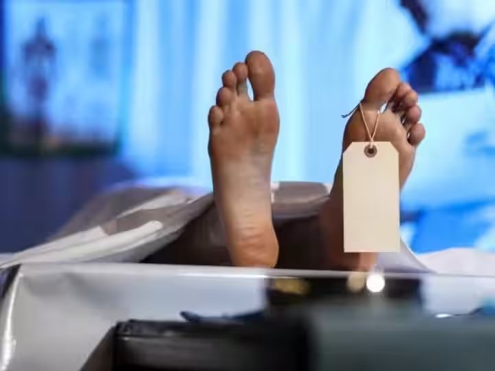 छात्रा ने किया छेड़छाड़ का विरोध तो सैनिटाइजर पिला कर ली जान !