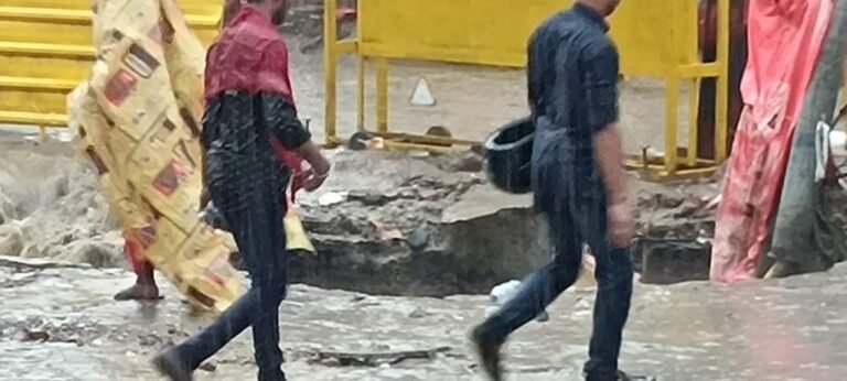 बारिश क्या हुई खुल गई अयोध्या की पोल! पूरे शहर में लगा पानी, गड्ढों में फंसीं गाड़ियां, राम पथ का हाल बेहाल