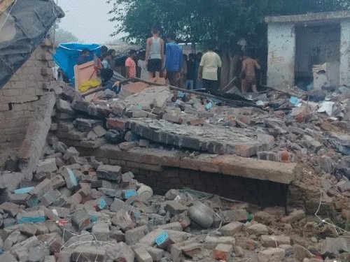 चाय बनाने के लिए माचिस जलाते ही हुआ घर में धमाका, मां-बेटे की मौत !