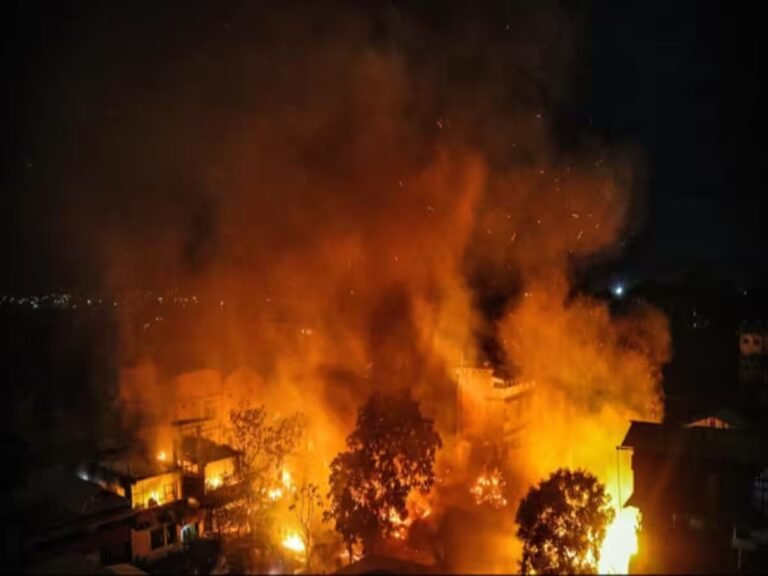 मणिपुर में फिर भड़की हिंसा: तीन लोगों की मौत, कई घरों में लगाई आग !