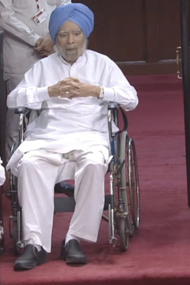 Delhi Service Bill | BJP slammed Congress | Congress slammed PM Modi | व्हील चेयर पर राज्यसभा पहुंचे पूर्व प्रधानमंत्री डॉ. मनमोहन सिंह