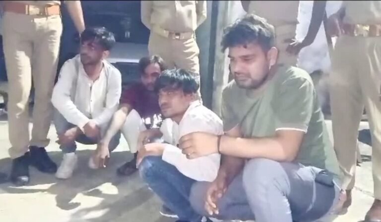 अखिलेश यादव के काफिले में पकड़े गए चोर, नेताओं के पर्स-मोबाइल करते थे साफ !