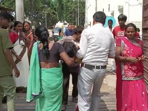 गोंडा जिला अस्पताल की लापरवाही: अस्पताल के गेट पर हुई डिलीवरी…बच्चे की मौत !