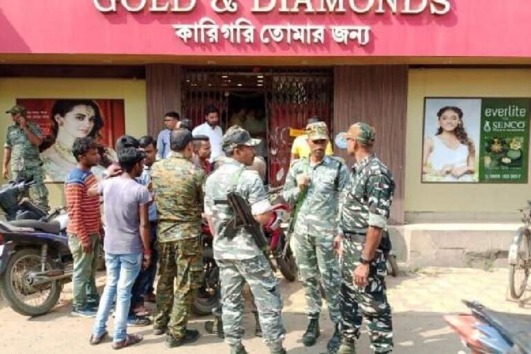 फिल्मी स्टाइल में 20 मिनट में करोड़ों की लूट, रोड पर चली अंधाधुन गोलियां !