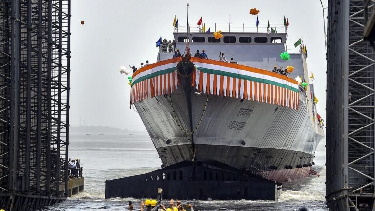 राष्ट्रपति द्रोपदी मुर्मू| INS Vindhyagiri Launch In Kolkata