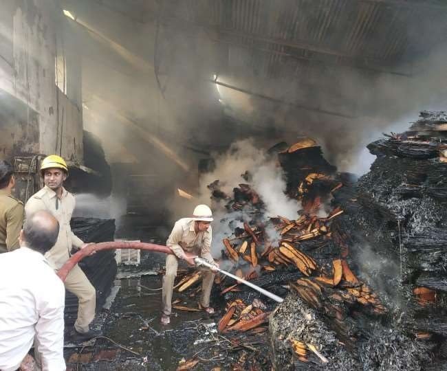 लखनऊ प्लाईवुड फैक्टरी में लगी भीषण आग, 3 फायरकर्मी झुलसे !