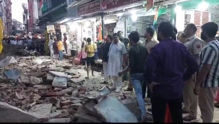 वृंदावन हादसा: बाके बिहारी मंदिर के बार गिरी दिवार, 5 की मौत !