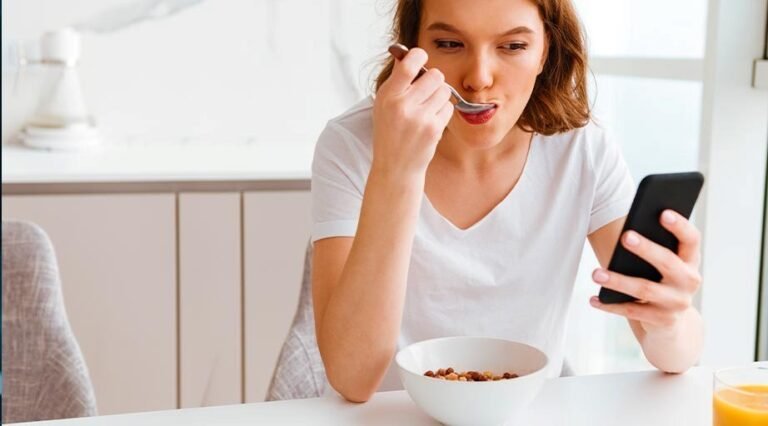 क्या आप भी खाना खाते समय फोन चलते हैं? संभल जाइए , वरना हो सकती हैं गंभीर बीमारियां !