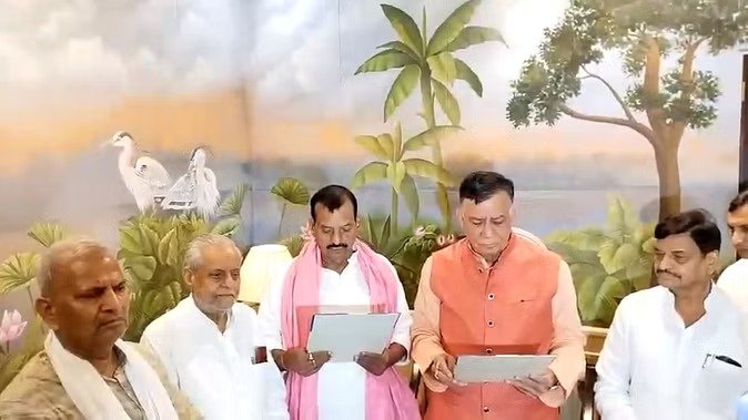 घोसी के नवनिर्वाचित विधायक सुधाकर सिंह ने शपथ ली !