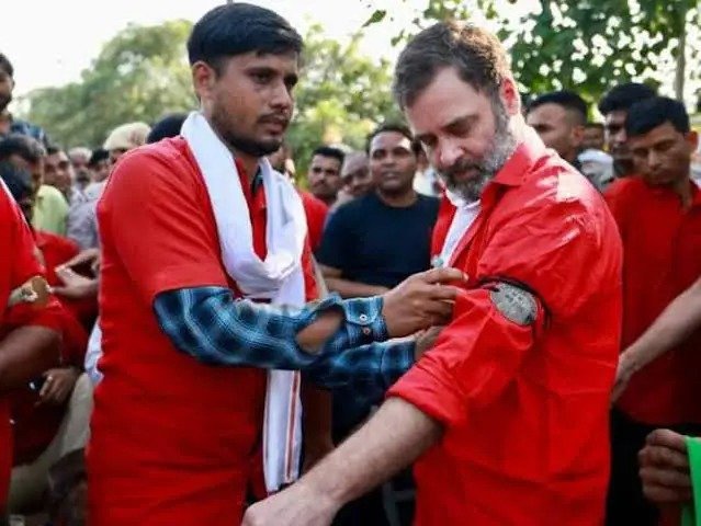 राहुल गांधी बने कुली , हाथ में बैज और लाल शर्ट पहनी, आनंद विहार रेलवे स्टेशन पहुंचे !