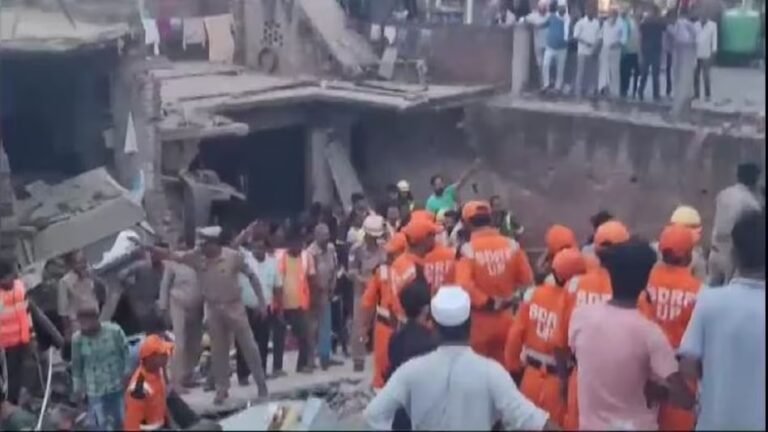 बाराबंकी में तीन मंजिला इमारत जमींदोज: दो की मौत कई लोग मलबे में दबे !