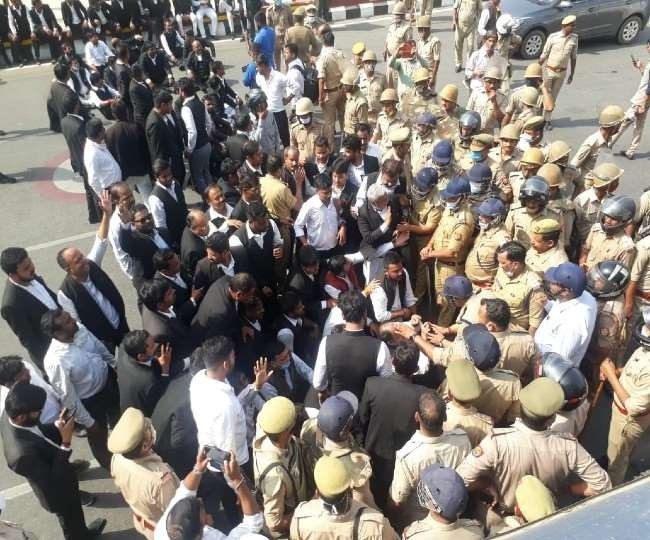 हापुड़ की घटना पर वकीलों का लखनऊ में प्रदर्शन| Lawyers Protest In Lucknow On Hapur Incident