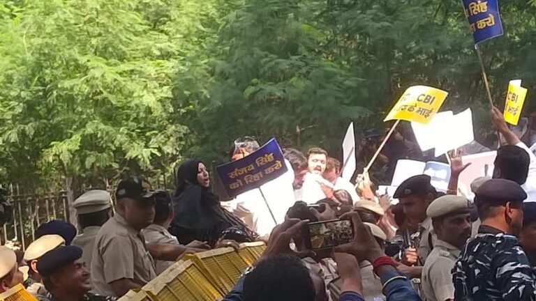 संजय सिंह की रिहाई को लेकर ‘आप’ समर्थकों एवं कार्यकर्ताओं का प्रदर्शन।