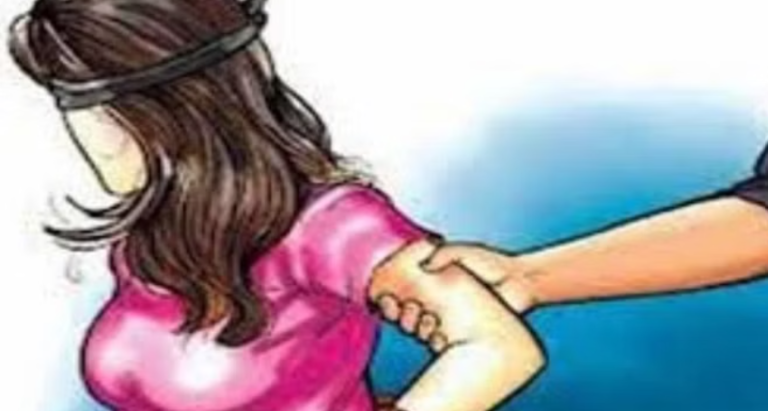 यूपी में बेखौफ अपराधी: छेड़छाड़ के विरोध पर छात्रा को ट्रेन के आगे फेंका, दोनों पैर कटे