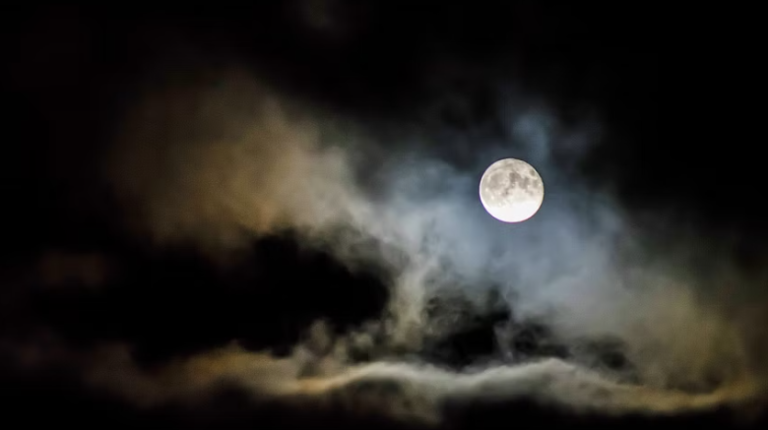 शरद पूर्णिमा आज, चंद्र ग्रहण का साया भी रहेगा, जानें कब से शुरू होगा सूतक काल