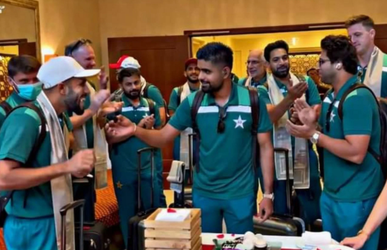 पाकिस्तानी खिलाड़ियों को ऐप से मंगाना पड़ रहा खाना, पाकिस्तान क्रिकेट बोर्ड के अधिकारी नहीं उठा रहे बाबर का फोन