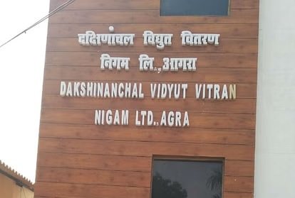 पैसे लेकर चोरी करा रहे थे बिजली, इंजीनियर, दरोगा समेत पांच के खिलाफ रिपोर्ट दर्ज।