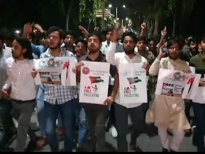 एएमयू के छात्रों ने फिलिस्तीन के समर्थन में निकाली रैली, 400 से ज्यादा छात्र हुए इकट्ठे !