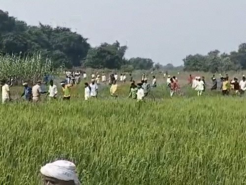 देवरिया हत्याकांड मामला: फतेहपुर गांव में पुलिस और ग्रामीण आमने-सामने !