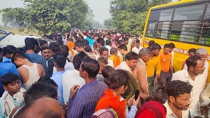 बदायूं में स्कूल बस और वैन की जोरदार भिड़ंत: चार बच्चों की मौत, कई घायल।