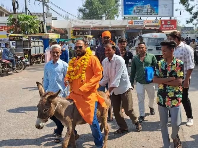 मध्य प्रदेश विधानसभा चुनाव: गधे पर सवार होकर नामांकन करने पहुंचा प्रत्याशी।