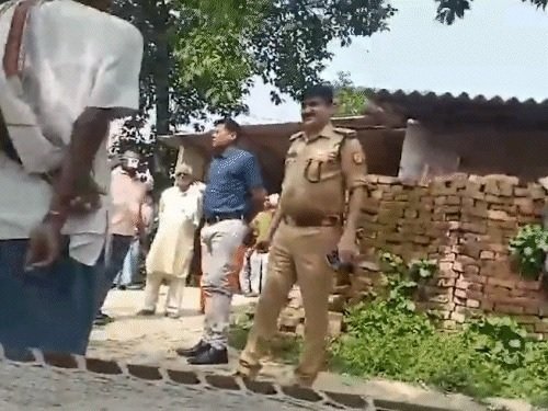 सिद्धार्थनगर: नौटंकी की तो खोदकर गाड़ दूंगा… वीडियो में धमकाते नजर आये DSP !