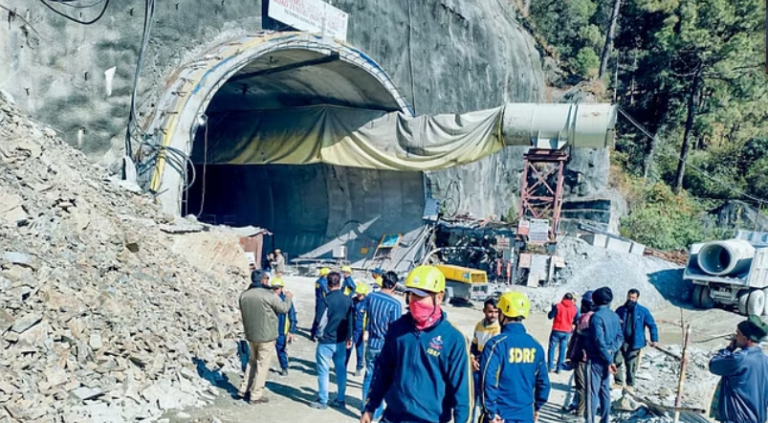 उत्तरकाशी सुरंग हादसा: अंदर फंसे मजदूरों की जिंदगी बचाने की जंग, पाइप से ऑक्सीजन, पानी और खाना दे रहे