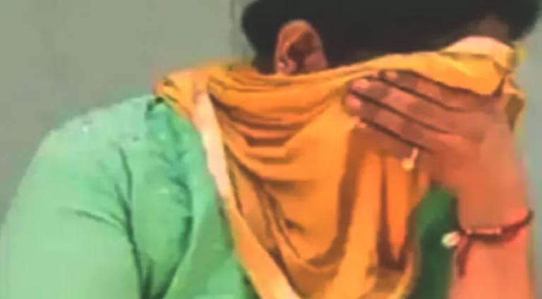 यूपी में हैवानियत: घर में कूदे, बारी-बारी महिला से गैंगरेप और फिर सिगरेट से दागे, जाते समय पूरा घर लूट ले गए