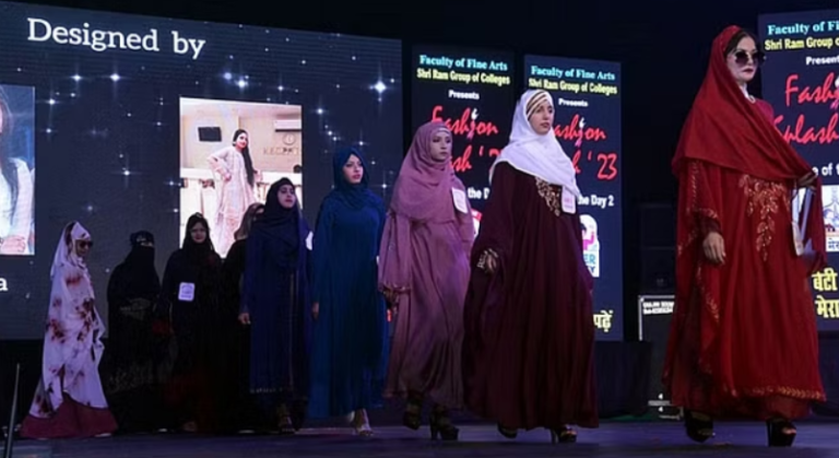 मुजफ्फरनगर में छात्राओं ने बुर्के में किया कैटवॉक…लेकिन हंगामा शुरू, जमीयत विरोध में