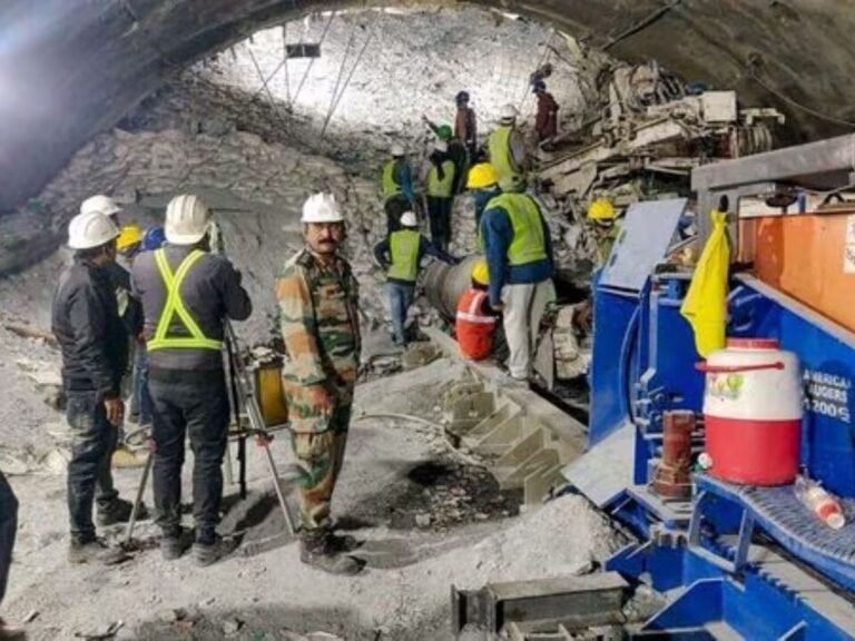 उत्तराखंड: सिल्कयारा सुरंग में फंसे 41 मजदूरों ,पाइप से उम्मीद की रोशनी.