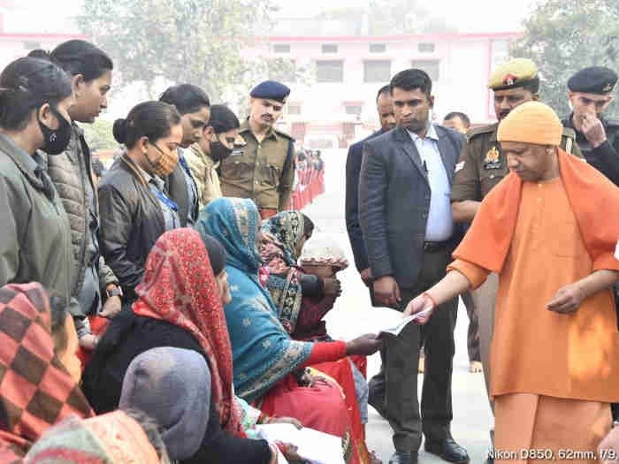 जनता दर्शन में बोले सीएम योगी, हर जरूरतमंद को इलाज के लिए मिलेगी भरपूर मदद !