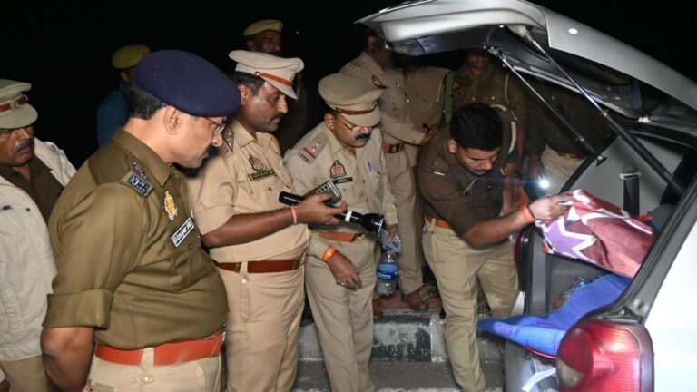 लखनऊ के प्रॉपर्टी डीलर की गला काटकर हत्या, सड़क पर पड़ा मिला शव।