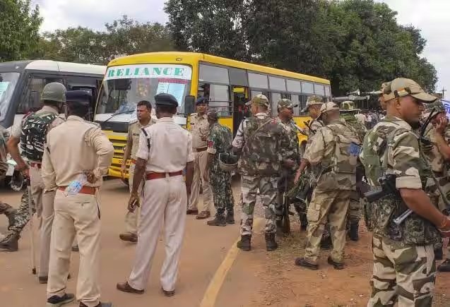 छत्तीसगढ़ में पहले चरण के मतदान, कई इलाकों में सुरक्षाबलों और नक्सलियों के बीच हुई मुठभेड़।