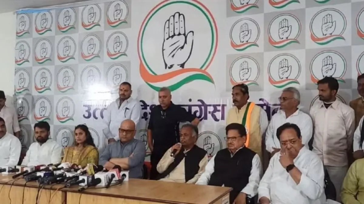 पूर्व सांसद ने अपनी बेटी संग ली कांग्रेस की सदस्यता, बोले सपा समाजवाद के सिद्धांत से भटक गई है।