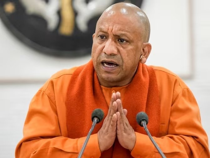 लापरवाही पर चकबंदी विभाग में फिर चला सीएम योगी का हंटर, कई का रोका वेतन