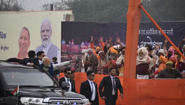 पीएम का अयोध्या में धर्मपथ और रामपथ पर रोड शो, लोगों ने किया पुष्प वर्षा कर स्वागत